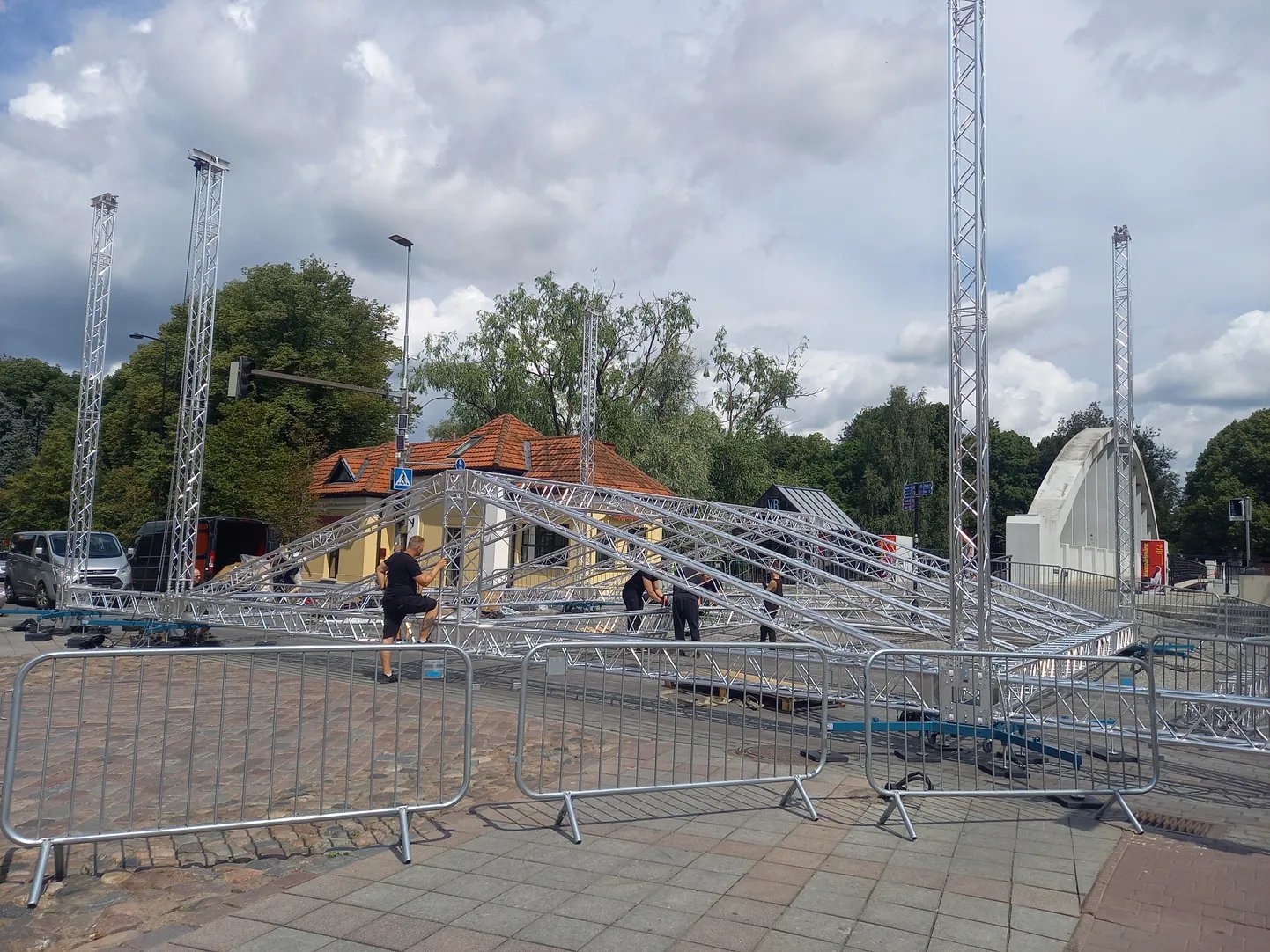 Reede õhtul kella 17 paiku on praegu veel Vabaduse puiestee sõiduteel laiuv lae lagi oma täies kõrguses.