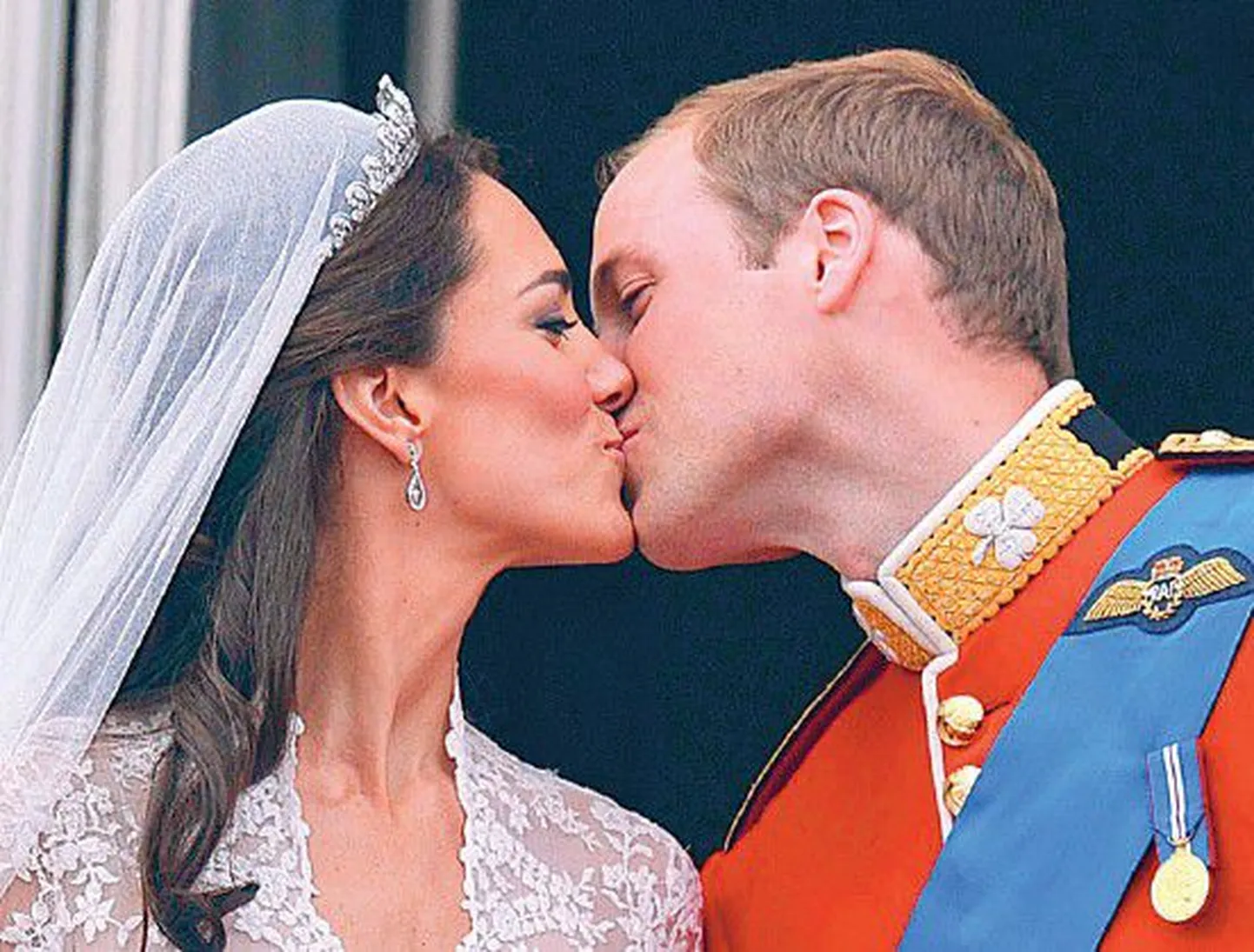 Первый супружеский поцелуй принца Уильяма и его супруги, герцогини Кембриджской, на балконе Букингемского дворца.
