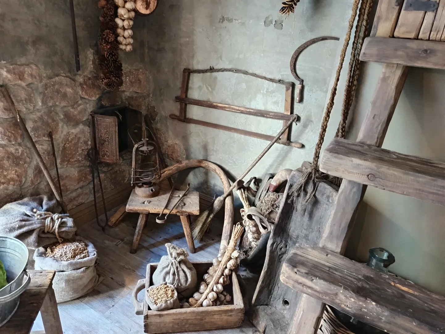 Открыв дверь в ресторан Farm, сначала попадаешь на старый хутор.