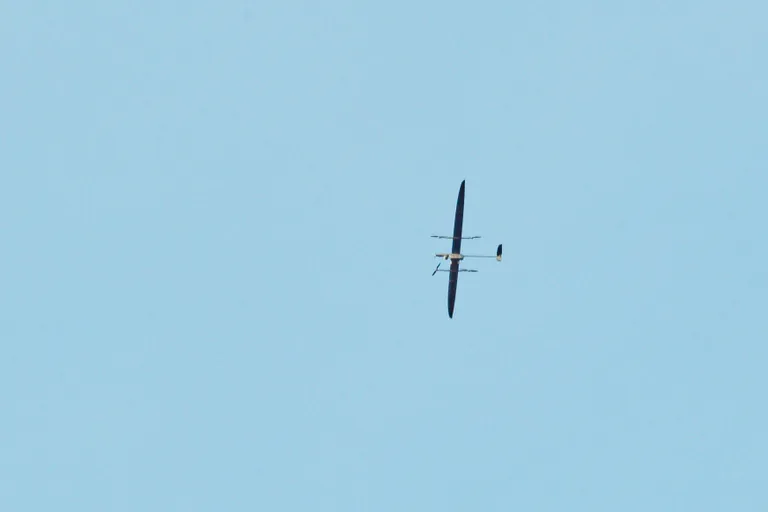 Беспилотник в небе над Нарвой днем 11 марта.