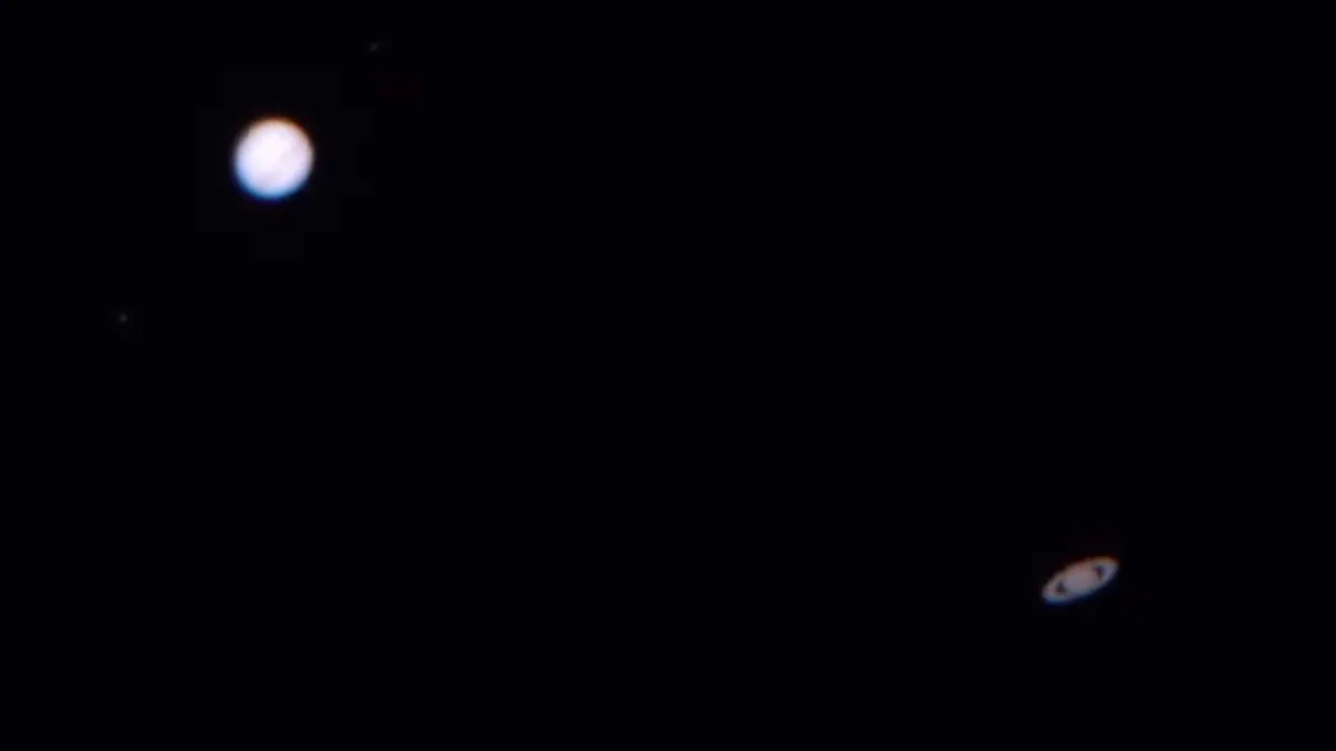 Saturna un Jupitera "lielā satuvināšanās". Lai arī abas planētas Zemes naksnīgajās debesīs atrodas tuvāk viena otrai nekā pēdējos 800 gadus, tomēr patiesībā tās nepārklājas. Savā tuvākajā punktā tās ir tikai 0,1 grādu lielā attālumā viena no otras.