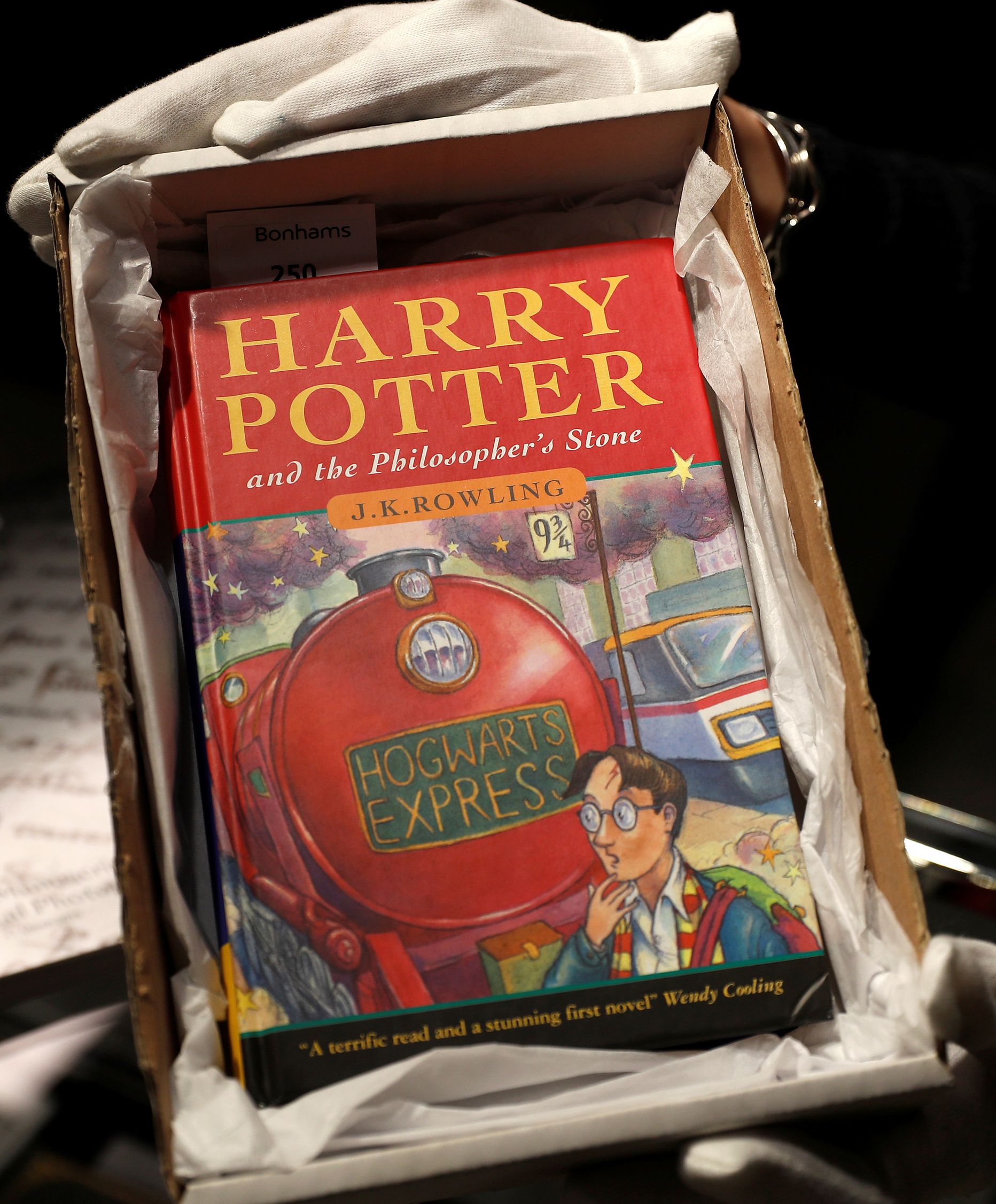 Grāmatas "Harijs Poters un filozofu akmens" pirmais izdevums angļu valodā.