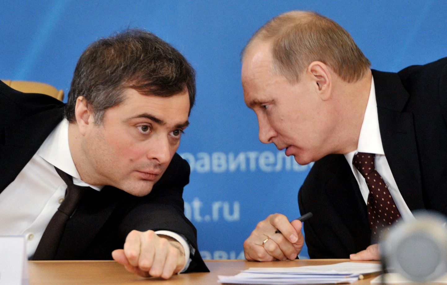 Vladislav Surkov (vasakul) koos president Vladimir Putiniga tänavu veebruaris.