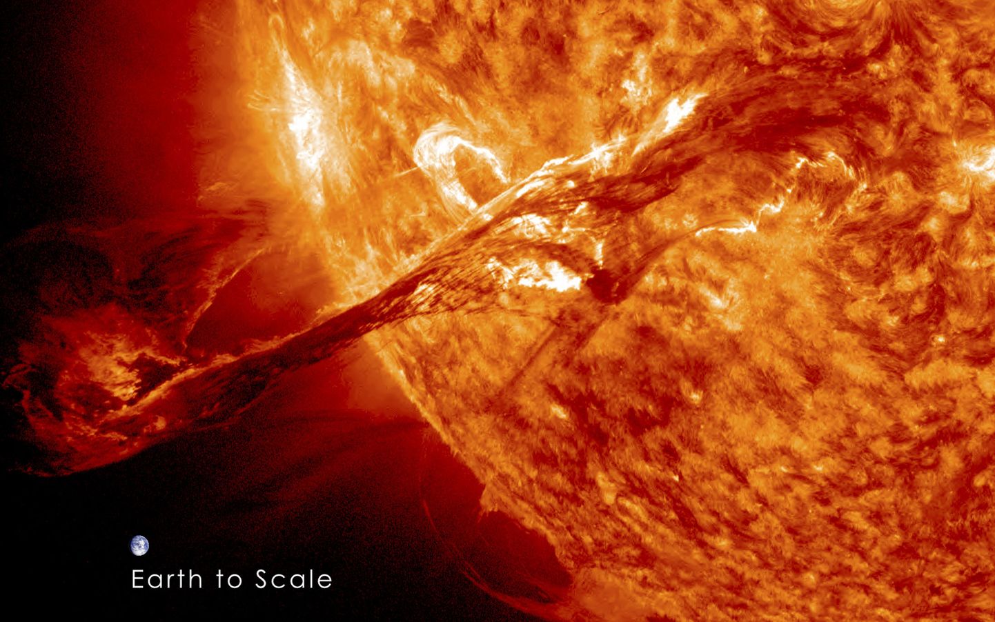 Foto Päikesest, mis on tehtud 31. augustil 2012 ja millel on näha krooniaine massilist väljavoolu