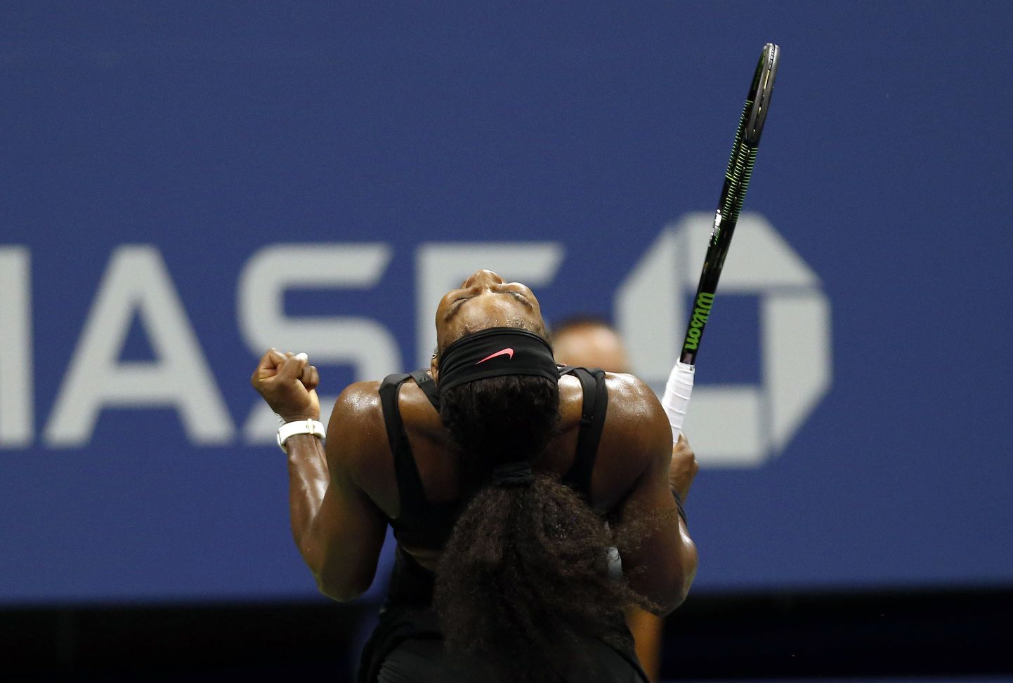 Serena Williams tähistas õe alistamist.