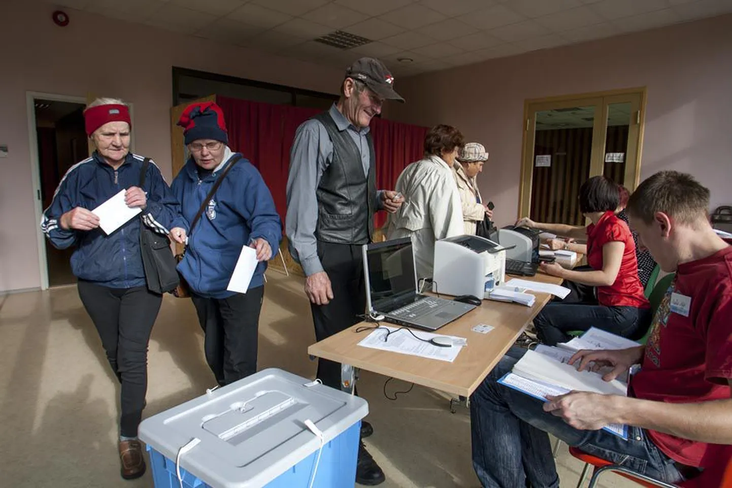 Eile alanud kohalike valimiste eelhääletusel võis mõnel hetkel valimiskabiinide juurde tekkida ka väike järjekord.