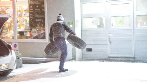 Фото и видео: первый снег привел к хаосу в шиномонтажных мастерских