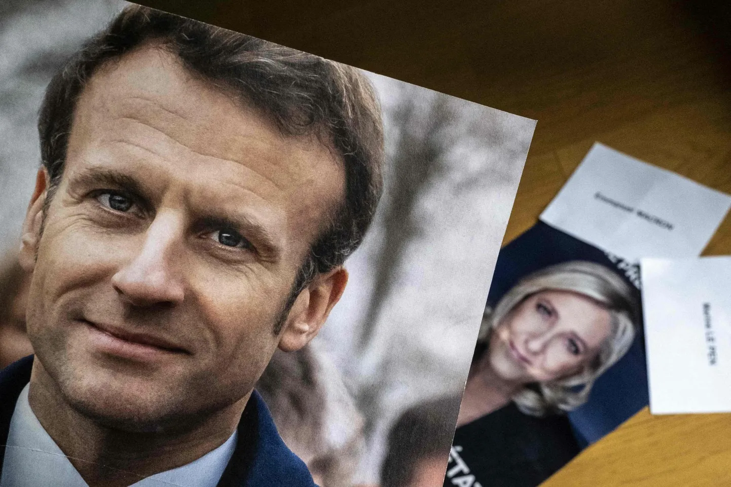 Arvamusküsitlused näitavad senisele presidendile Emmanuel Macronile edulootust, aga Rahvusliku Liidu kandidaat Marine Le Pen hingab talle kuklasse.