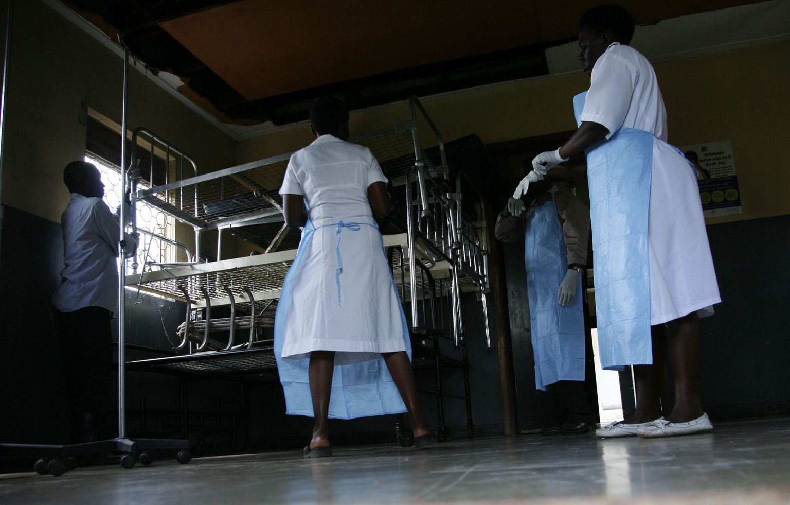 Meditsiinipersonal tegemas ettevalmistusi ebolasse nakatunute karantiini paigutamiseks