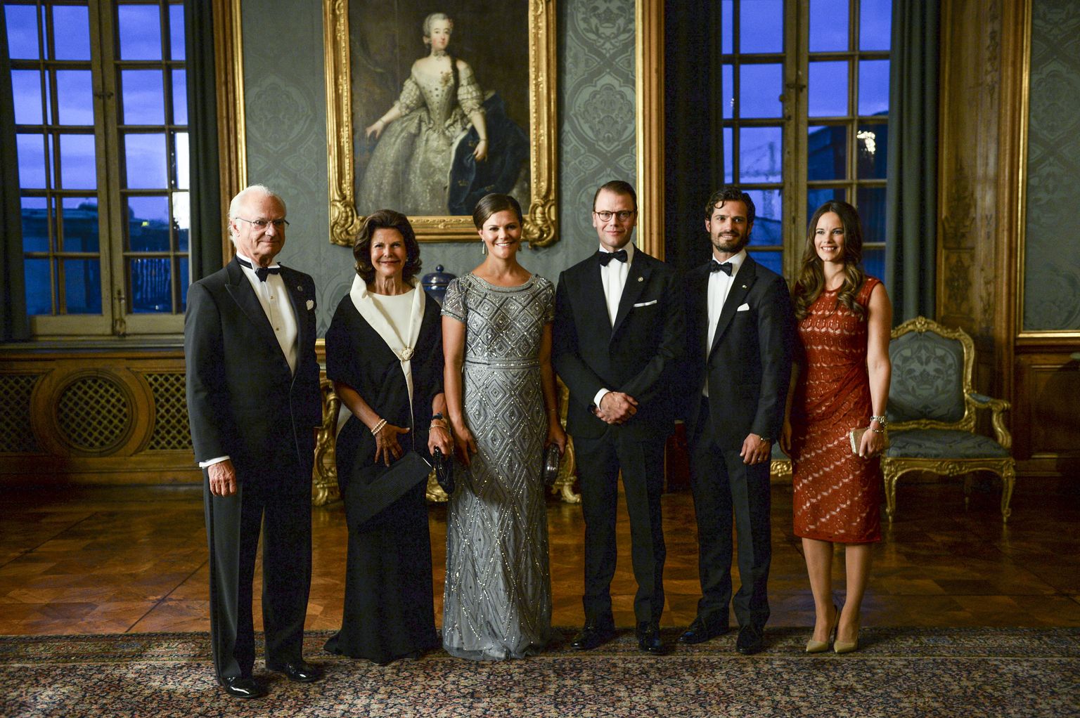 Rootsi kuningliku pere liikmed vasakult paremale:kuningas Carl XVI Gustaf,kuninganna Silvia, kroonprintsess Victoria, prints Daniel, prints Carl Philip ja printsess Sofia