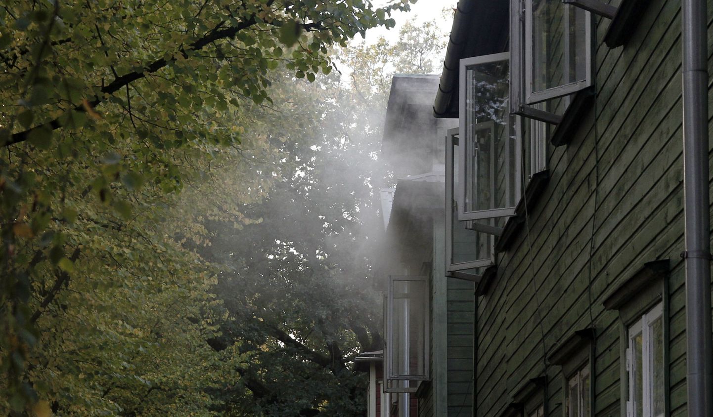 Pärnu kesklinnas põles kahekordses puumajas korter.