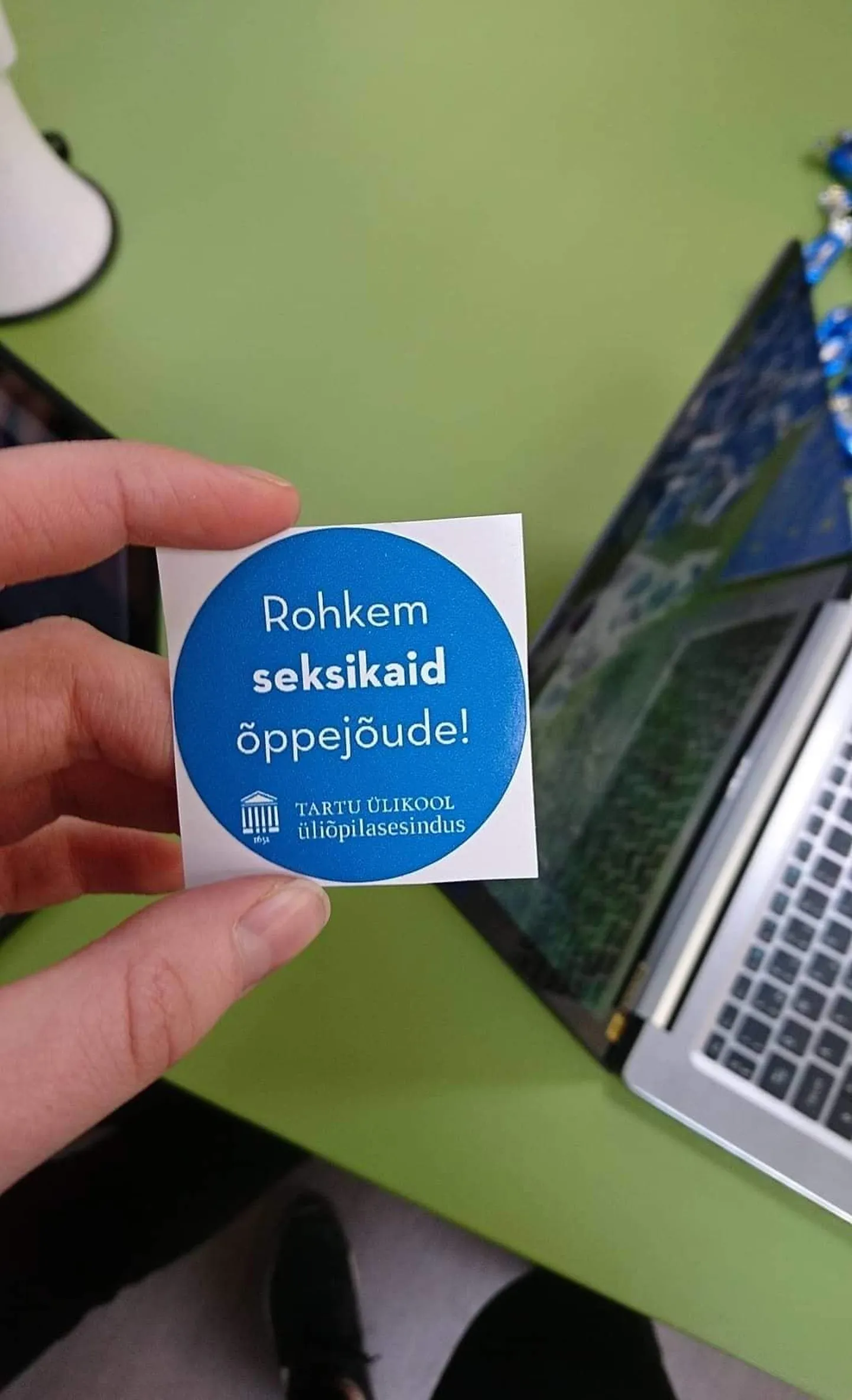 Tartu ülikooli üliõpilasesindus lubas lahtiste uste ürituse kleepsudel gümnasistidele seksikaid õppejõudusid.