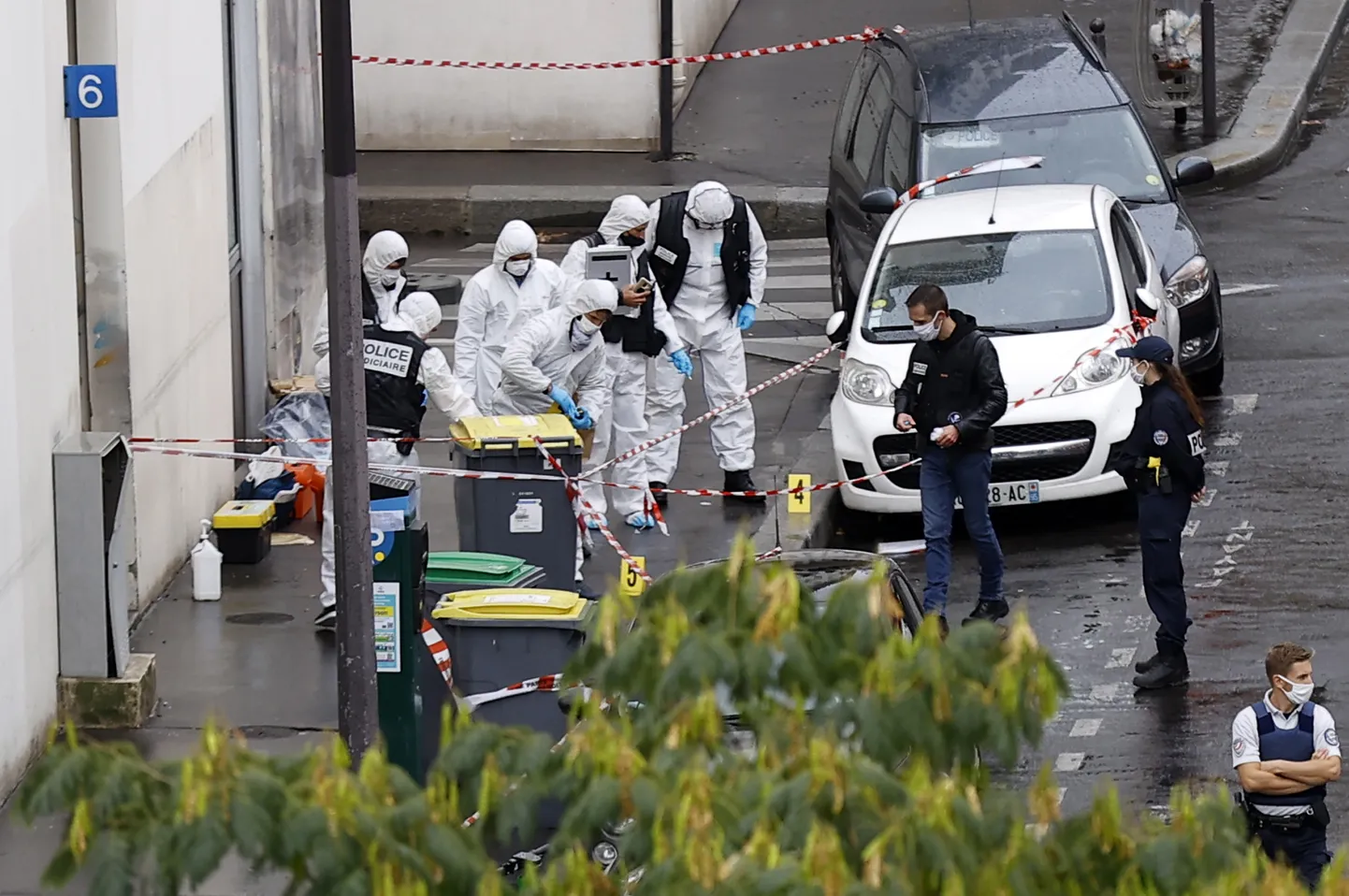 Politseiuurijad tegutsemas Pariisi noarünnaku toimumiskohal.
