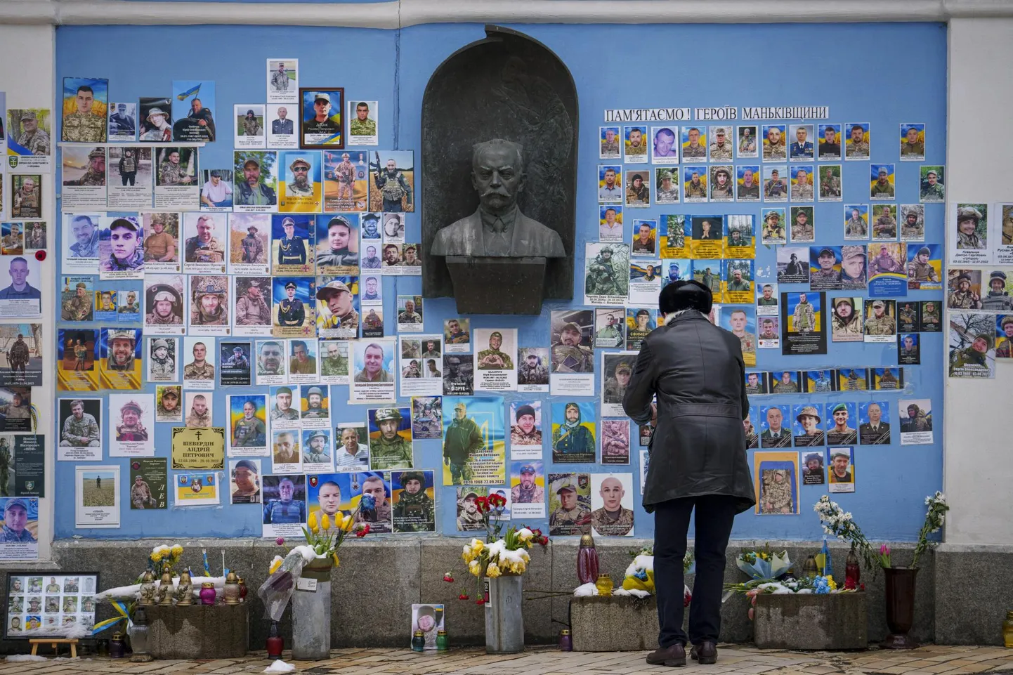 Мемориальная стена павшим украинским воинам в Киеве.