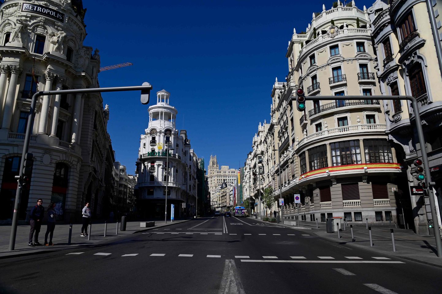 Peaaegu inimtühjaks muutunud Gran Via Madridi kesklinnas.