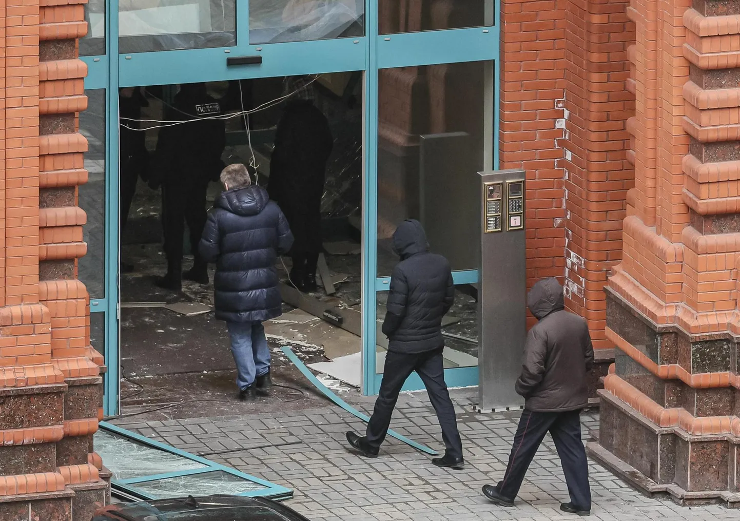 Uurijad esmaspäeval Moskvas kortermaja sissepääsus juures, kus toimunud pommiplahvatus tappis Ida-Ukraina Donetski oblasti kriminaali ja Kremlit toetava sõjapealiku Armen Sarkisjani.