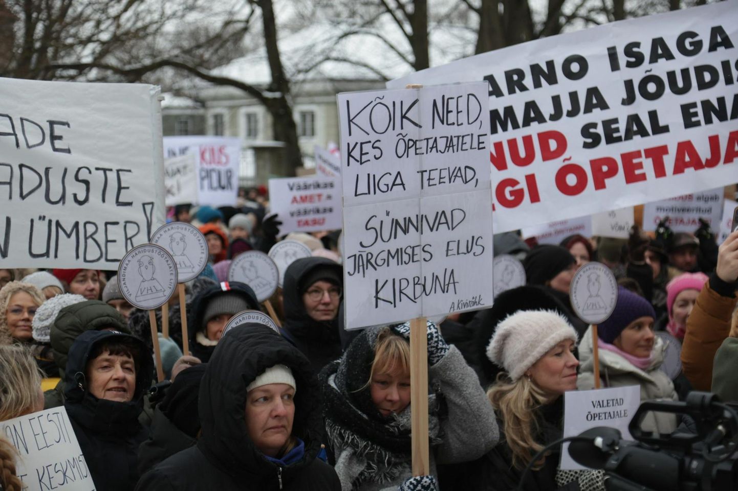 Streigi esimene päev 22. jaanuaril oli Tallinnas Toompea lossi ees rahvarohke. Vasakul kapuutsiga Viljandimaa haridustöötajate liidu juht Rita Kadaja.