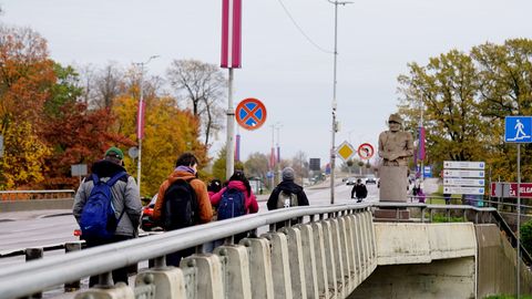 Vēja ietekmē daļēji applūdusi Čakstes bulvāra lejas promenāde Jelgavā