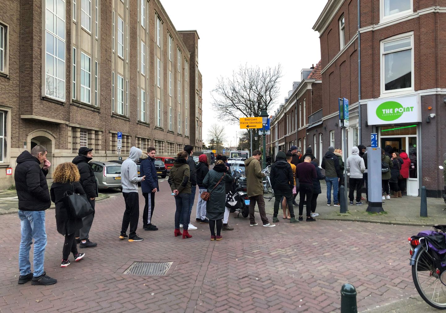 Inimesed 15. märtsil Haagis kanepikohviku järjekorras