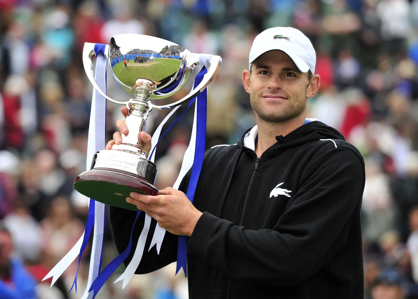 Andy Roddick Eastbourne'i turniiri võidukarikaga.