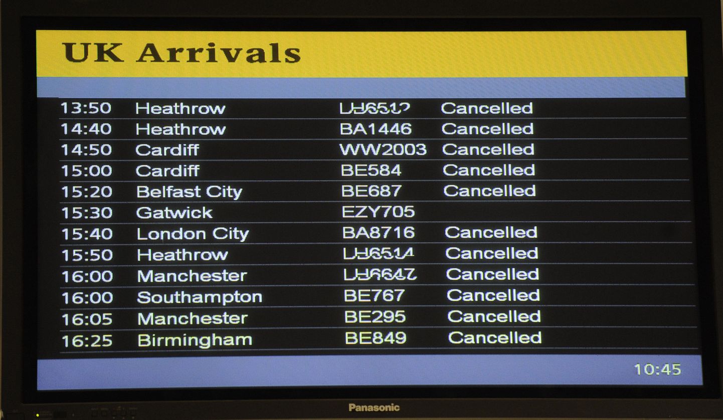 Šotimaa Edinburghi lennujaama lendude infotabloo, millel on näha ära jäänud lennud