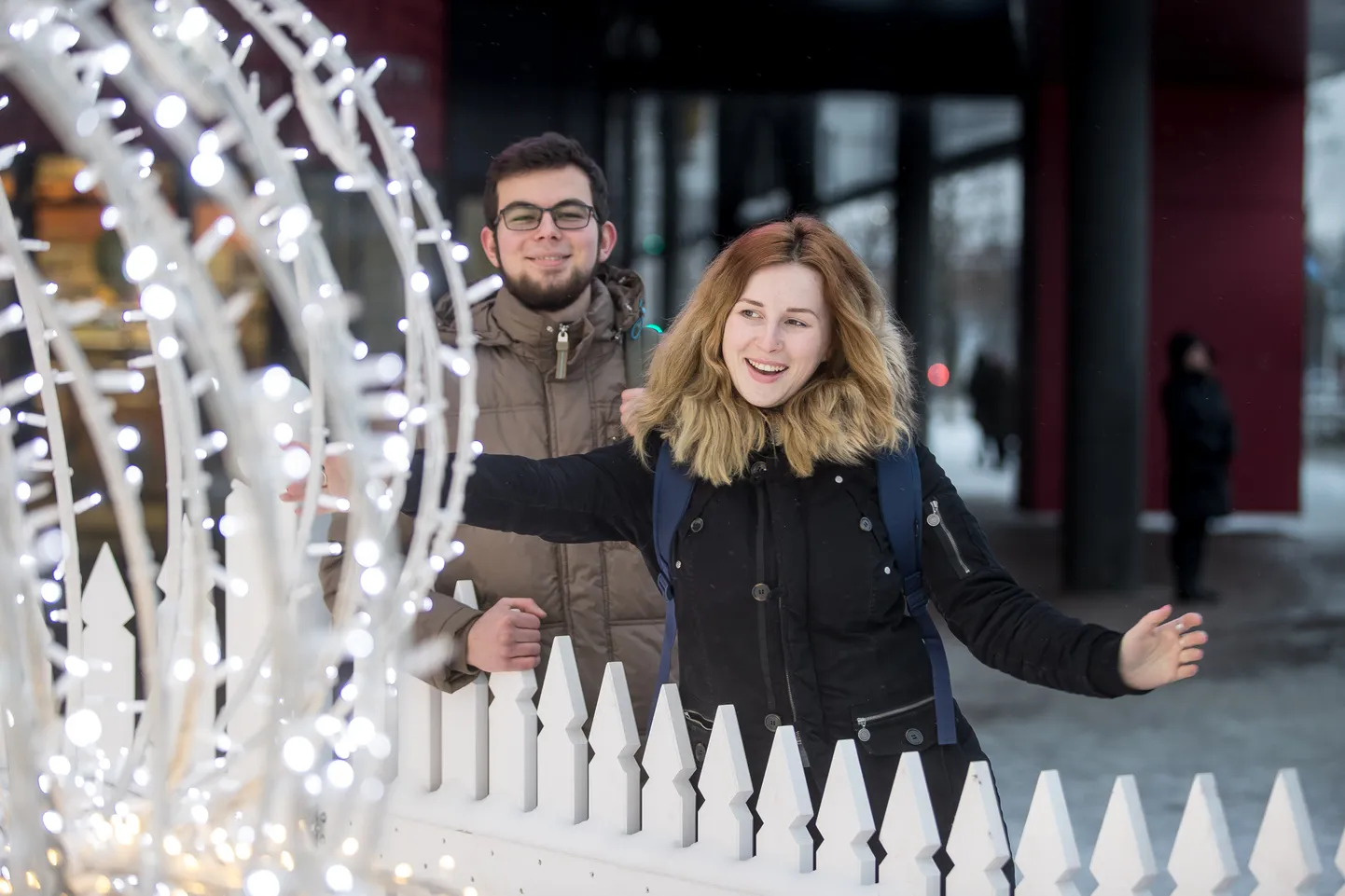 Nii Peterburist pärit Anastassia Grigorjeva sõnul pole tal Narvas peale kaubanduskeskuste suurt kusagil käia, Pihkva noormehe Vassili Tsvetkovi sõnul on lisaks kindlusele veeln mitu kohta, kuhu turistid võiksid minna, aga kuna need on tähistamata, siis keegi ei leia neid üles.