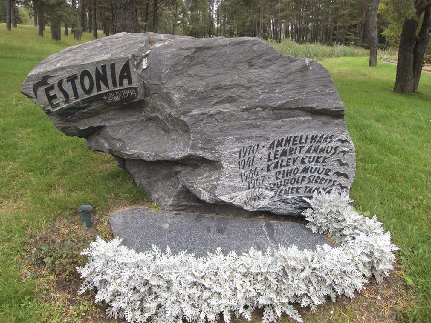 Jäises vees elu jätnud Viljandi maakonna inimesi meenutab mälestuskivi Viljandi Metsakalmistul.