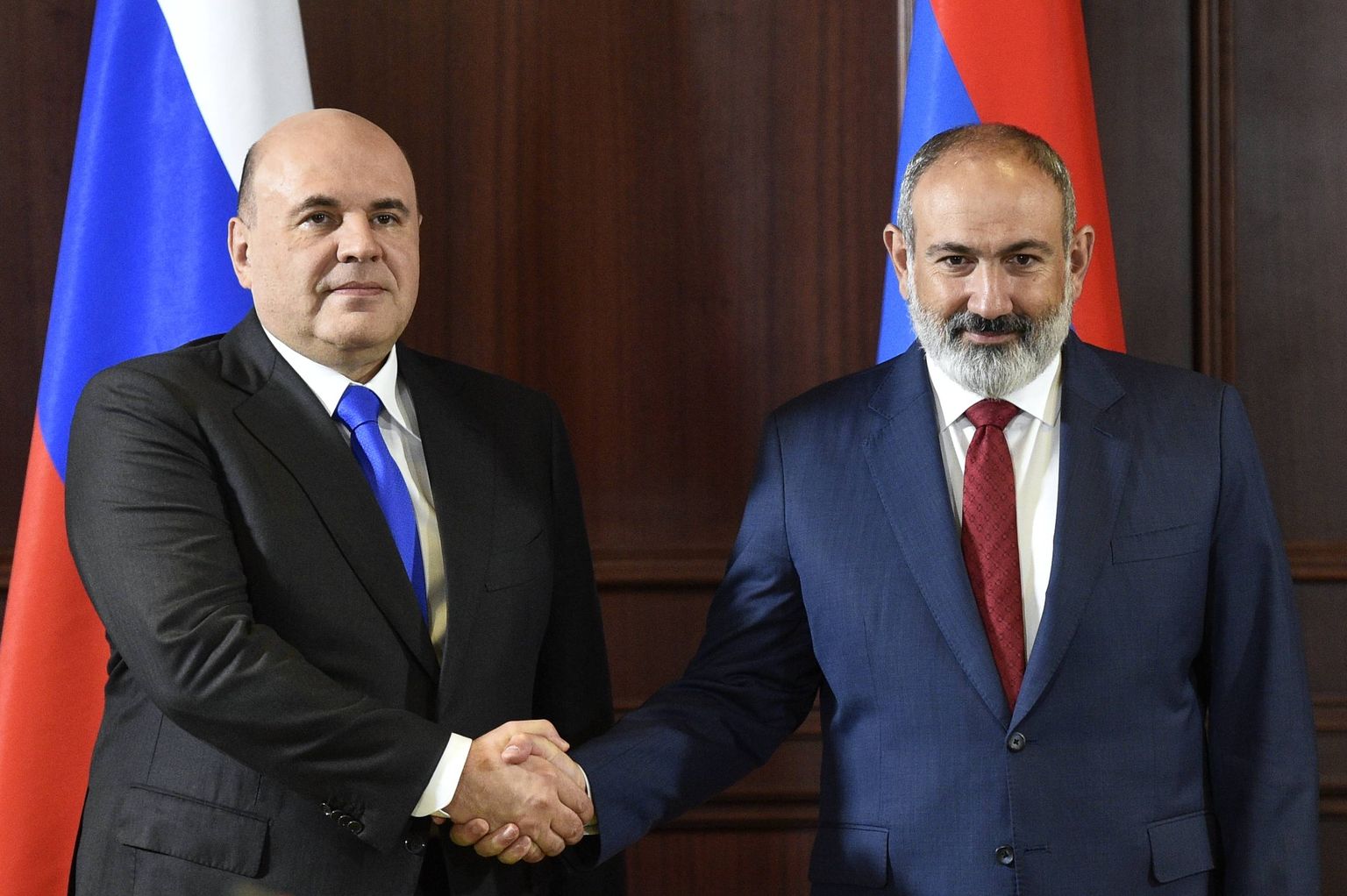 Vene peaminister Mihhail Mišustin (vasakul) ja Armeenia peaminister Nikol Pašinjan 24. augustil Euraasia valitsustevahelise nõukogu kohtumisel Armeenias.