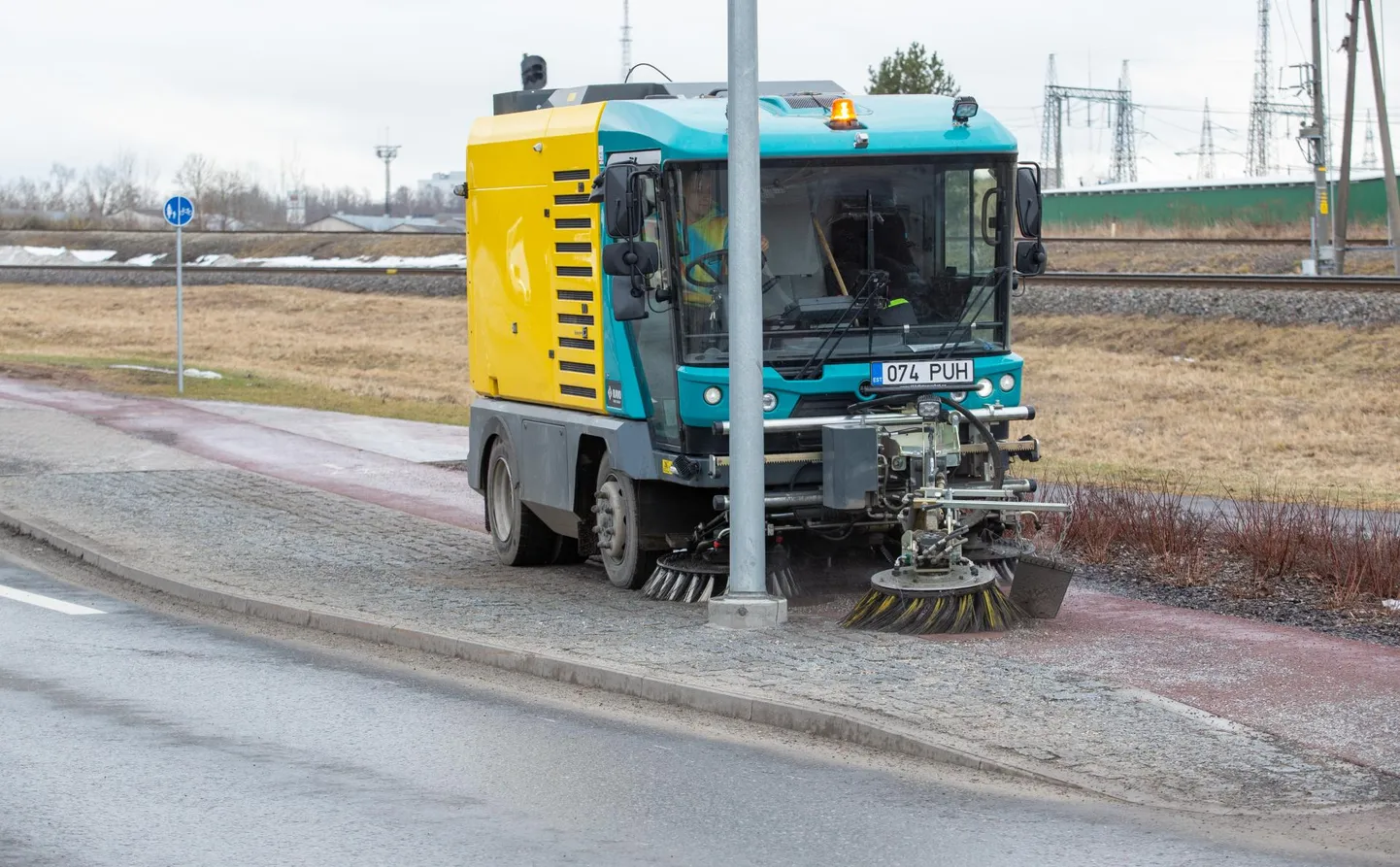 Eile lõuna paiku toimetas tänavapuhastusmasin Vaksali tänava kergliiklusteel.