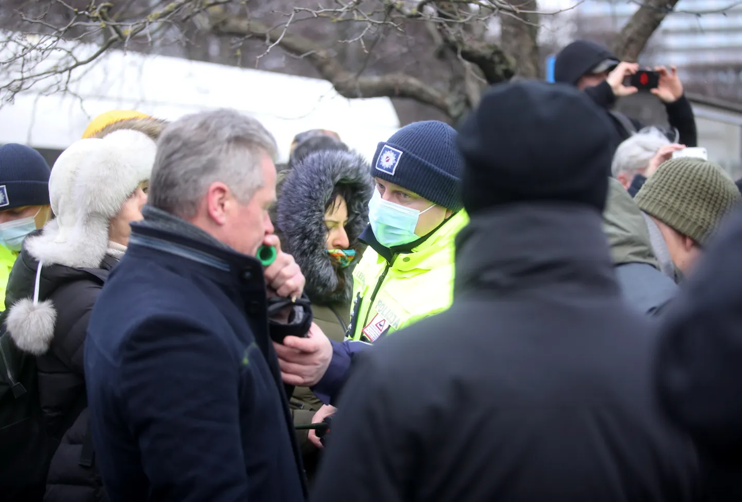 Vakcinācijas pret Covid-19 pretinieki, kuri ar svilpšanu un trokšņošanu, cenšas izjaukt Latvijas slavenā brīvības cīnītāja Gunāra Astras piemiņai veltītā pieminekļa "Nebaidies!" atklāšanas pasākumu.