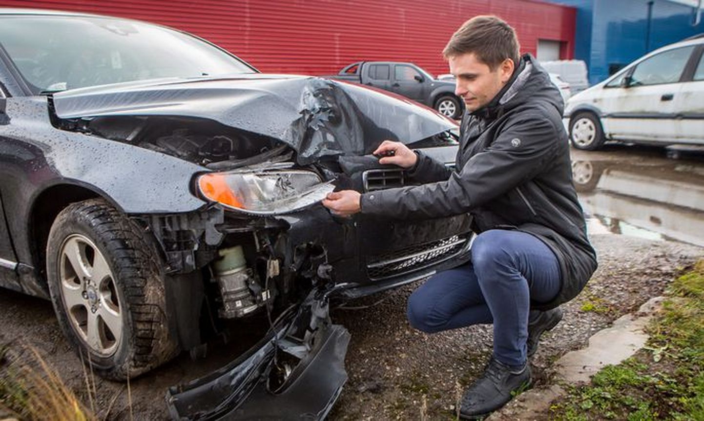 Руководитель фирмы Autovärvi OÜ Таави Пийпуу показывает автомобиль, который после столкновения с косулей восстановлению больше не подлежит.