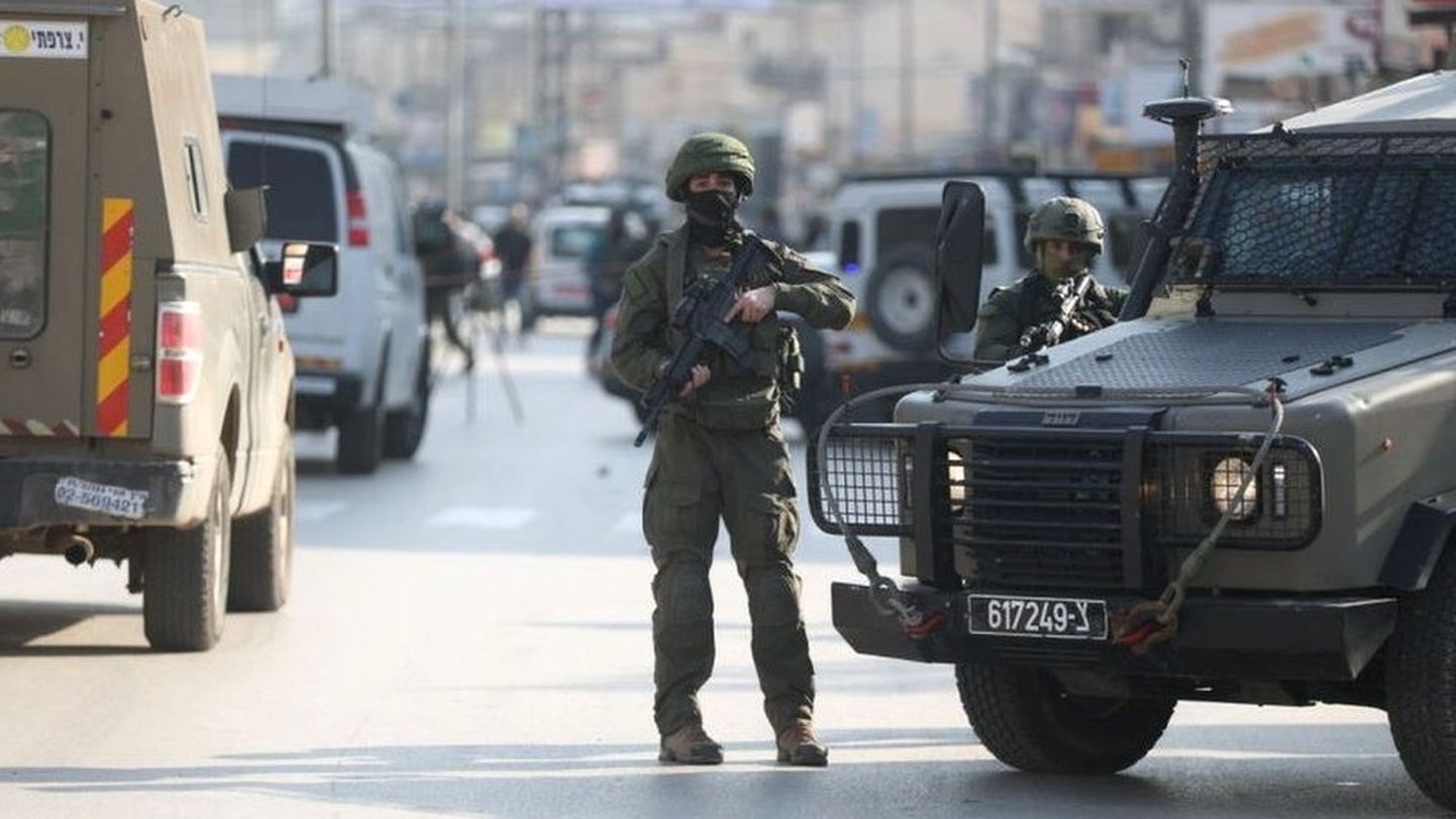 Меры безопасности в Израиле были ужесточены после того, как вооруженный палестинец застрелил двоих израильтян на Западном берегу
