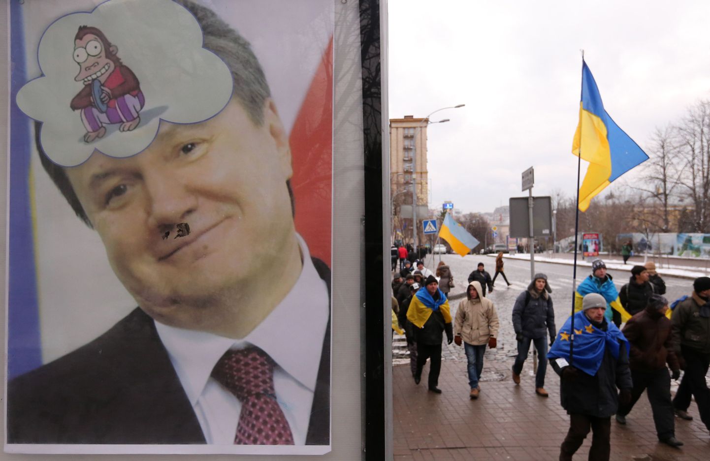 Ukraina lähenemist Euroopa Liiduga toetavad inimesed kogunesid Kiievis ka täna. Esiplaanil foto president Viktor Janukovõtšist koos mõningate täiendustega.