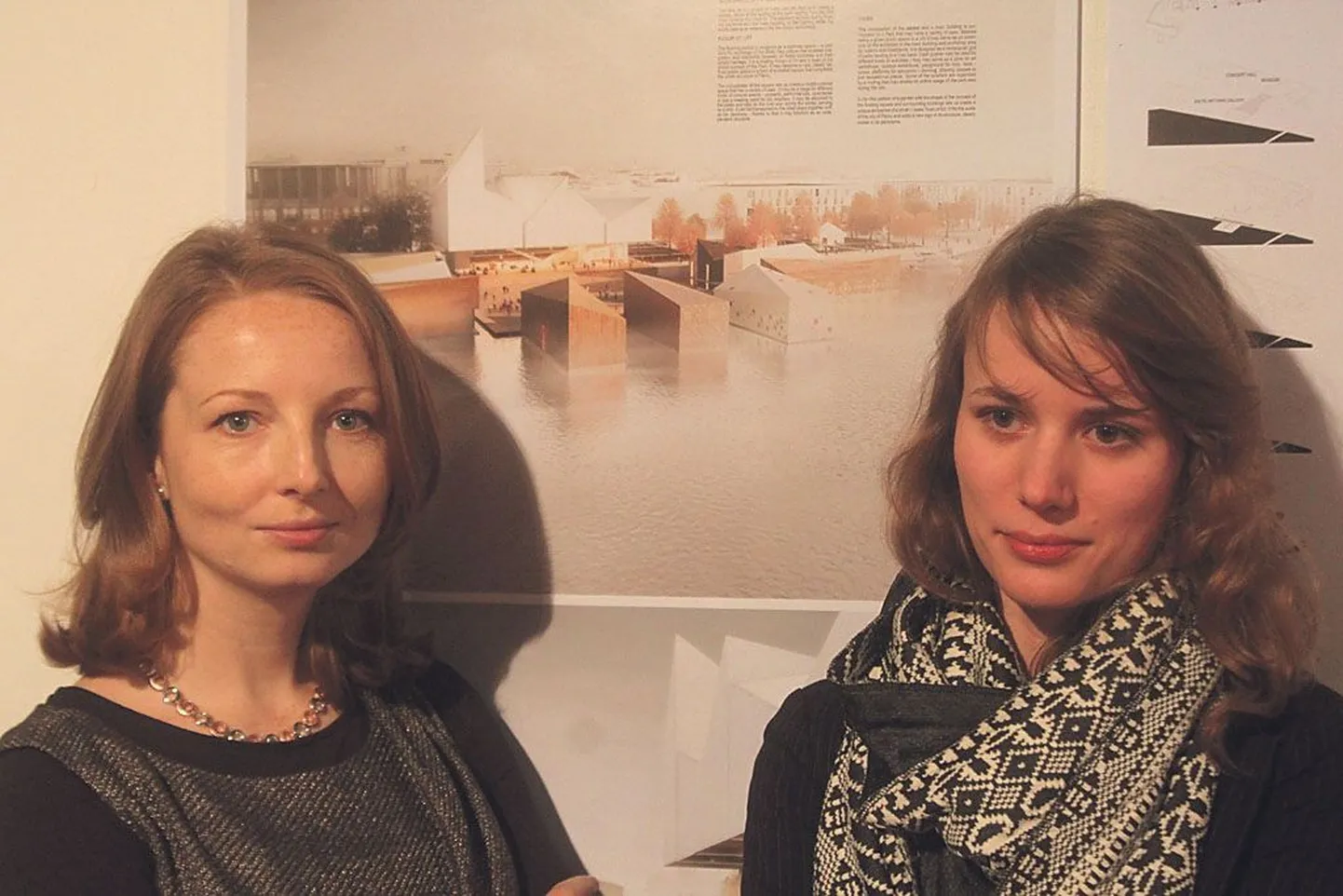 Rahvusvahelise arhitektuurivõistluse võitjate Marta Sekulska-Wronska (vasakul) ja Malgorzata Dembowska taga seinal paistab nende võidutöö, mis peaks saama aluseks Pärnusse Läänemere kunstipargi püstitamisel.