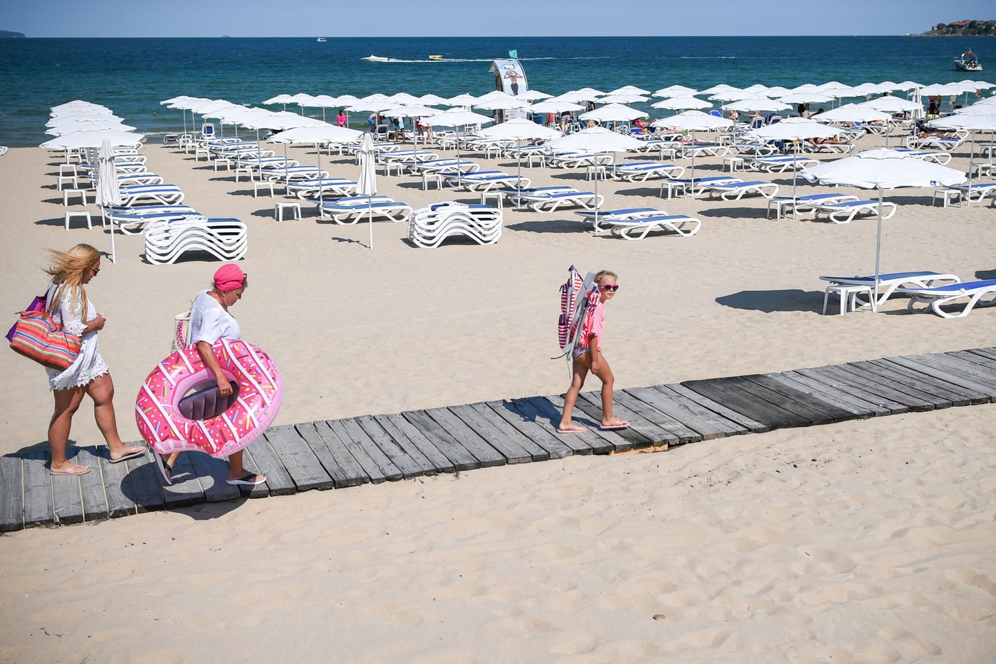 Üksikud turistid Bulgaaria rannas.