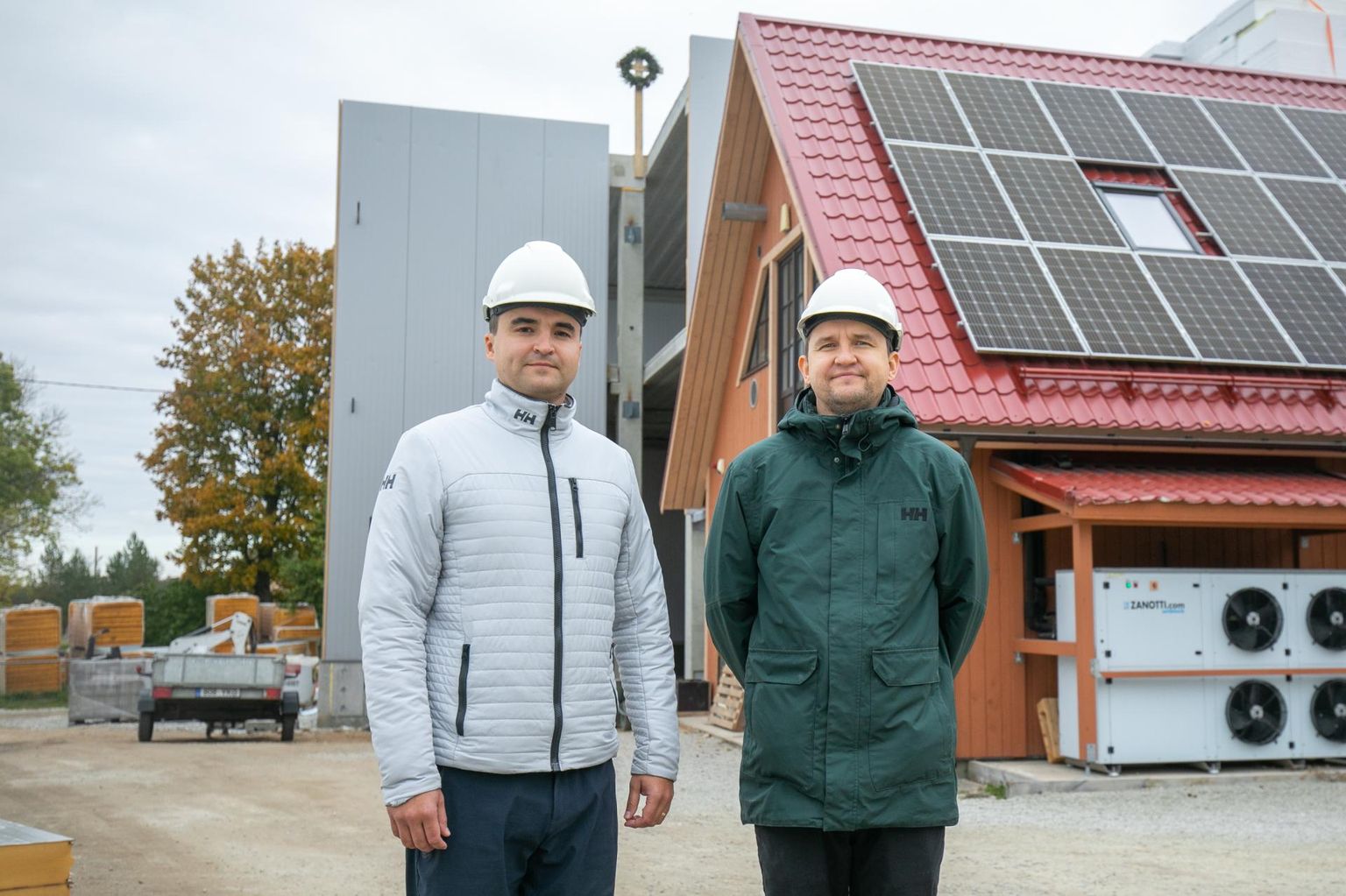 Sten Inno ja Jan Inno Matsimoka vorstivabrikute ees. Paremal on 2015. aastal valminud väike tootmishoone, vasakul novembri lõpus valmis saav suur tootmishoone, mille sarikapeoni jõuti eile.