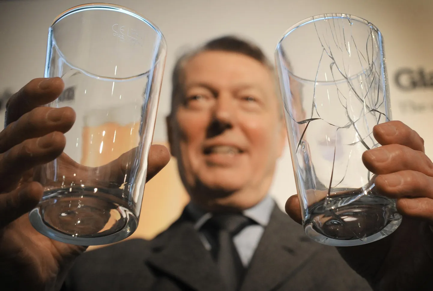 Briti siseminister Alan Johnson tutvustamas purunematut õlleklaasi