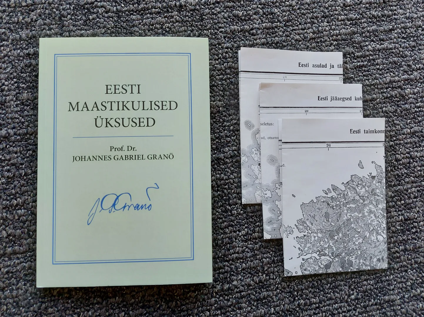 Raamatuga on kaasas kolm kaardilehte.