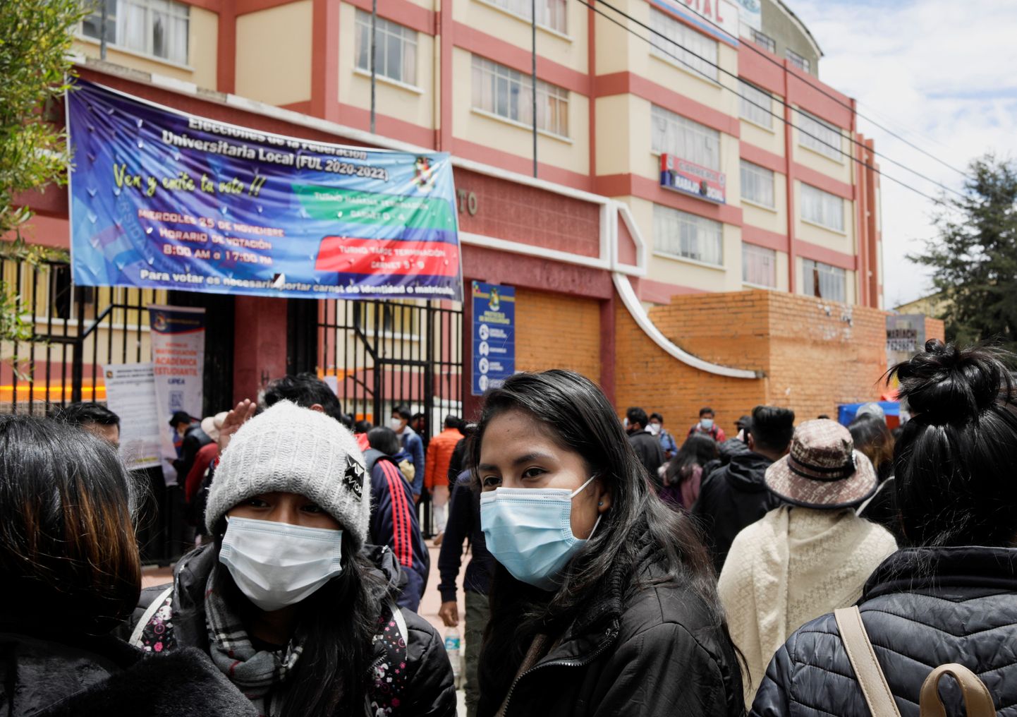 Tudengid Boliivia El Alto ülikooli juures pärast seitse elu nõudnud õnnetust.