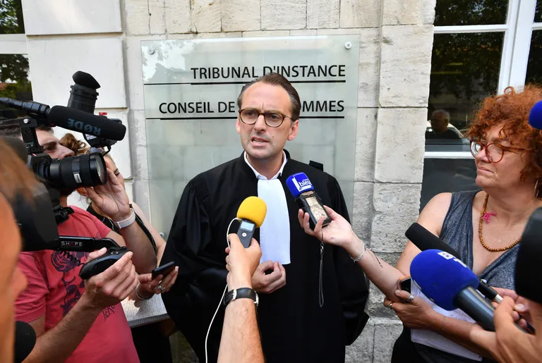 Prantslanna Corinne Fesseau' kukk Maurice anti kiremise eest kohtusse, kuid kohus otsustas, et kukk tohib edasi kireda. Advokaat Julien Papineau' teatas meediale kuke võidust