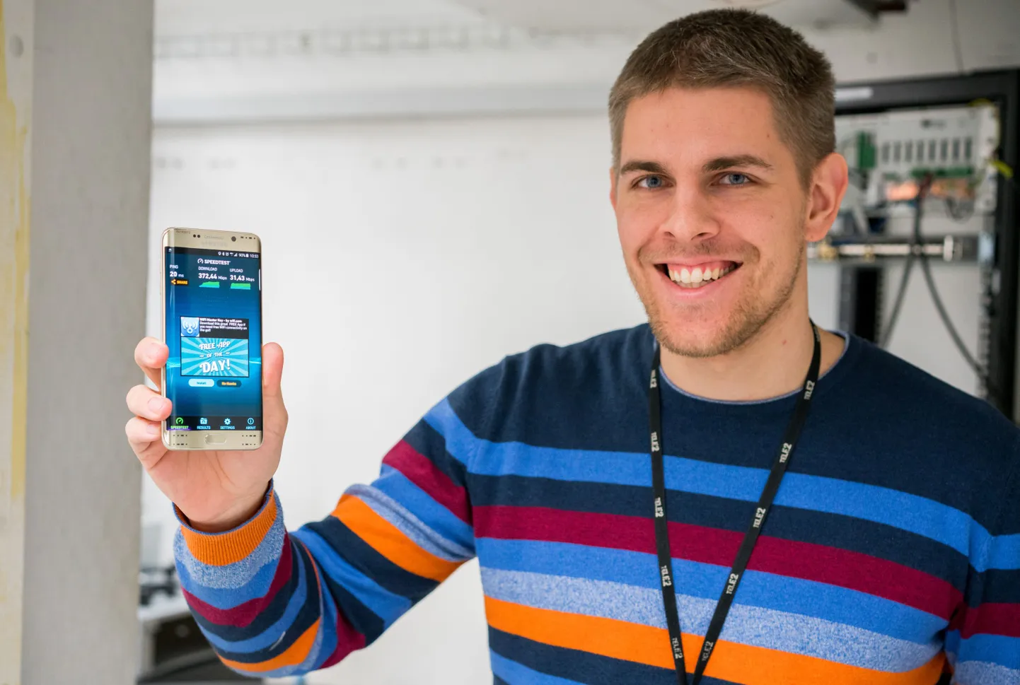 Tanel Sarri näitab mobiiliga saavutatud andmesidekiirust enam kui 370 megabitti sekundis