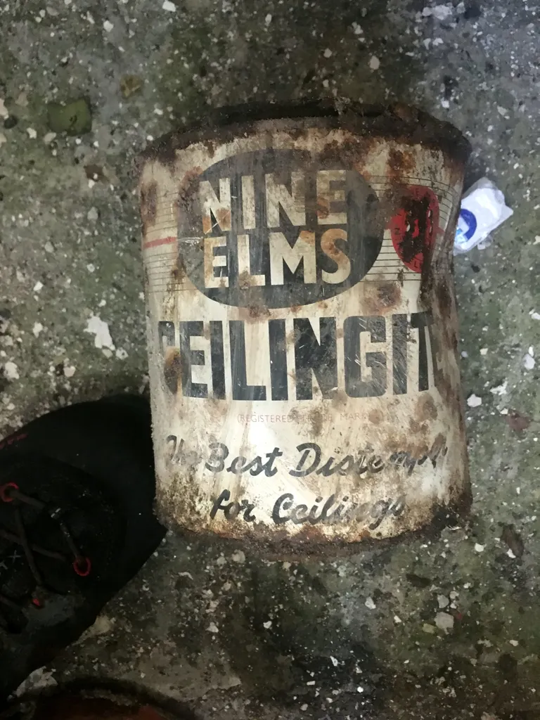 Leidude seas olid ka mõned vanad värvipurgid.