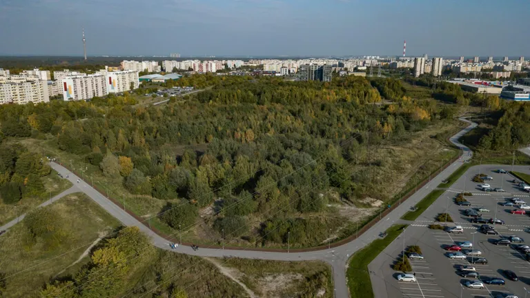 Tulevase pargi ala Tondiraba jäähalli ning kaubanduskeskuste lähedal.