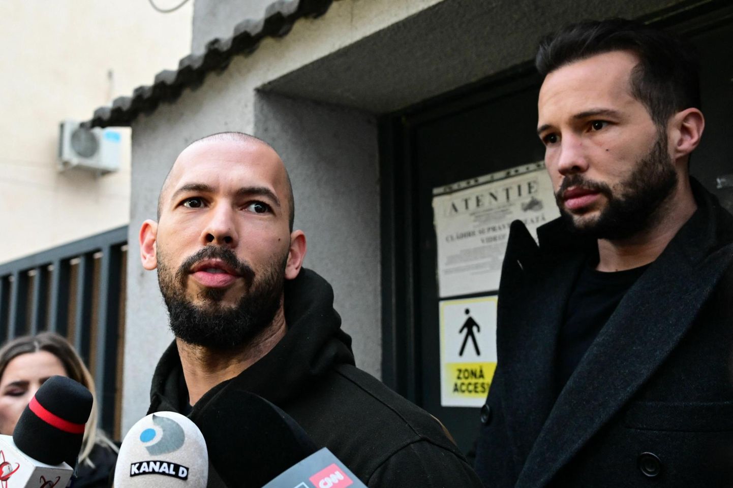 Endistest kikkpoksijatest sotsiaalmeedia mõjuisikud Andrew (vasakul) ja Tristan Tate vabanesid teisipäeval Bukarestis vahi alt.