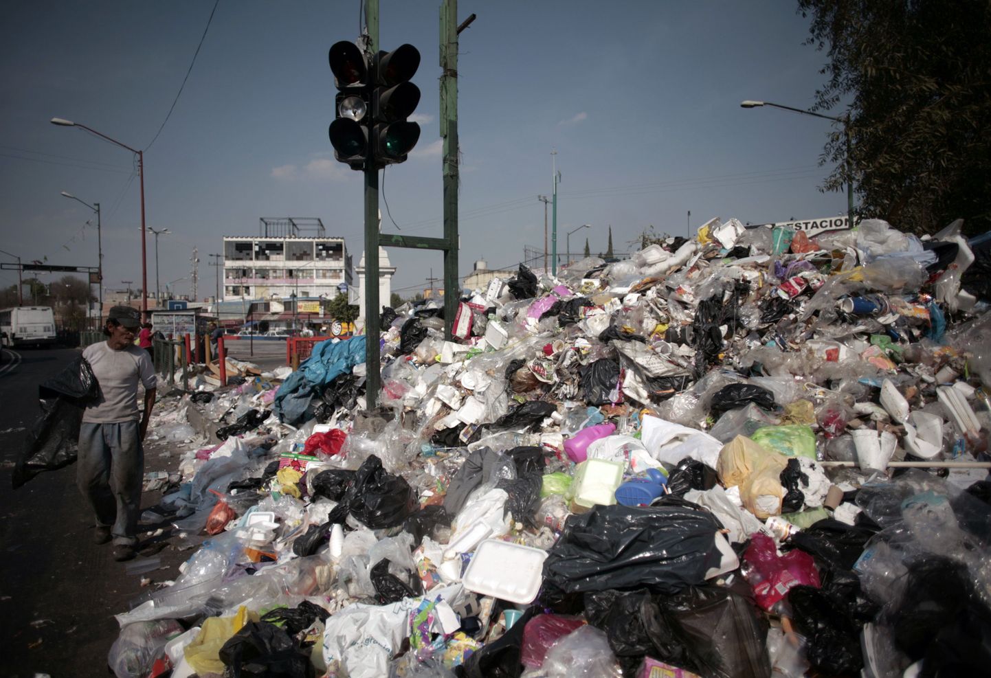 Мехико утопает в мусоре.