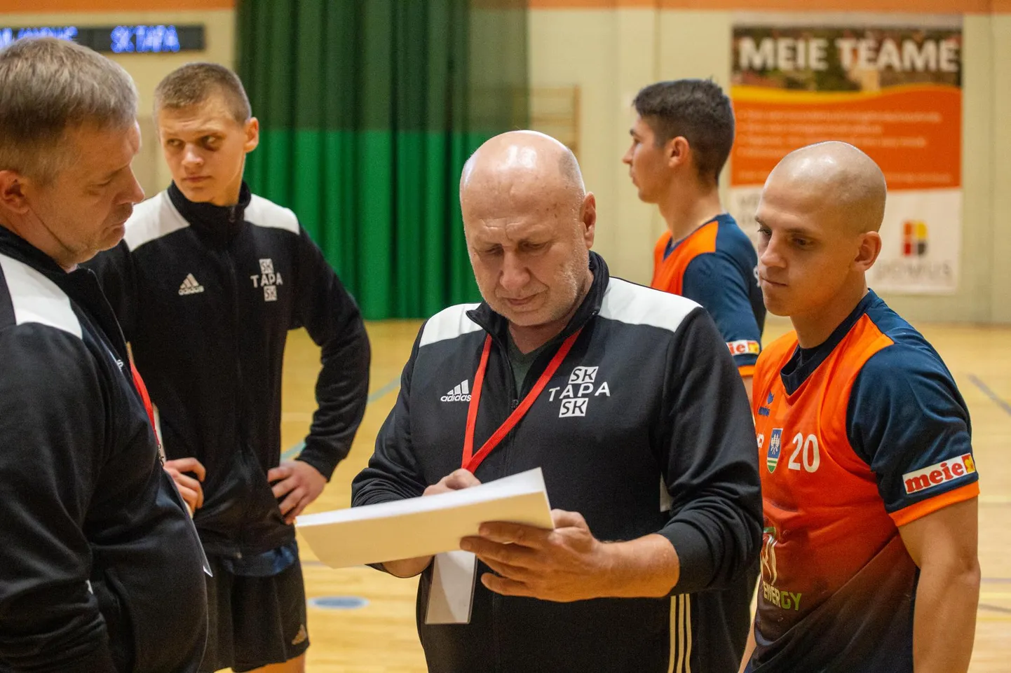 Treenerite tandem Aron Jaanis (vasakul) ja Elmu Koppelmann peab lootma senise täismaja asemel neljapäeval Tapal poole väiksema, aga selle võrra häälekama poolehoidjate hulga peale.