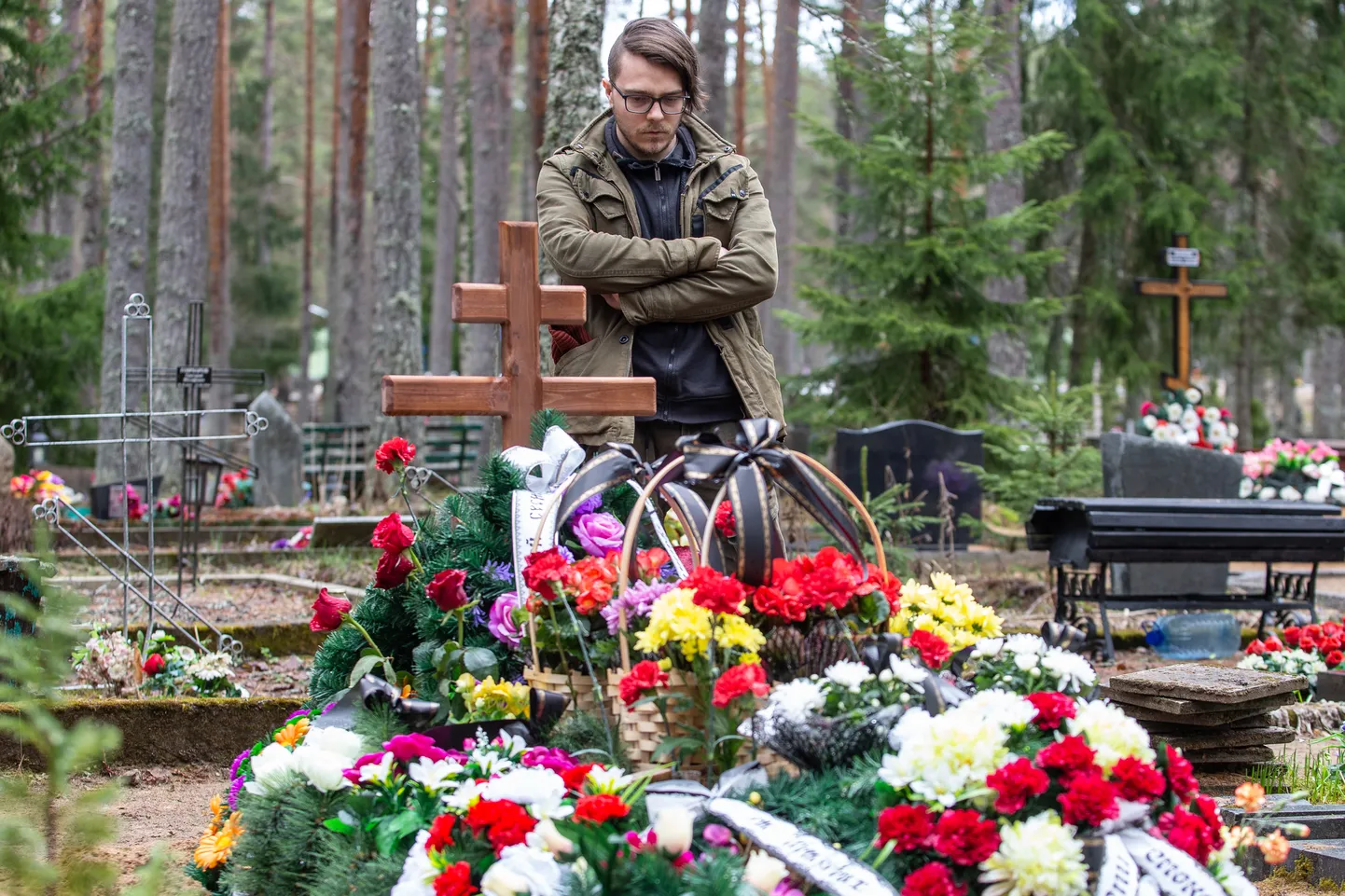 Татьяну В. похоронили 6 мая. Ее взрослый внук Александр очень близко к сердцу принял вопиюще несправедливое отношение медиков к бабушке после травмы.
