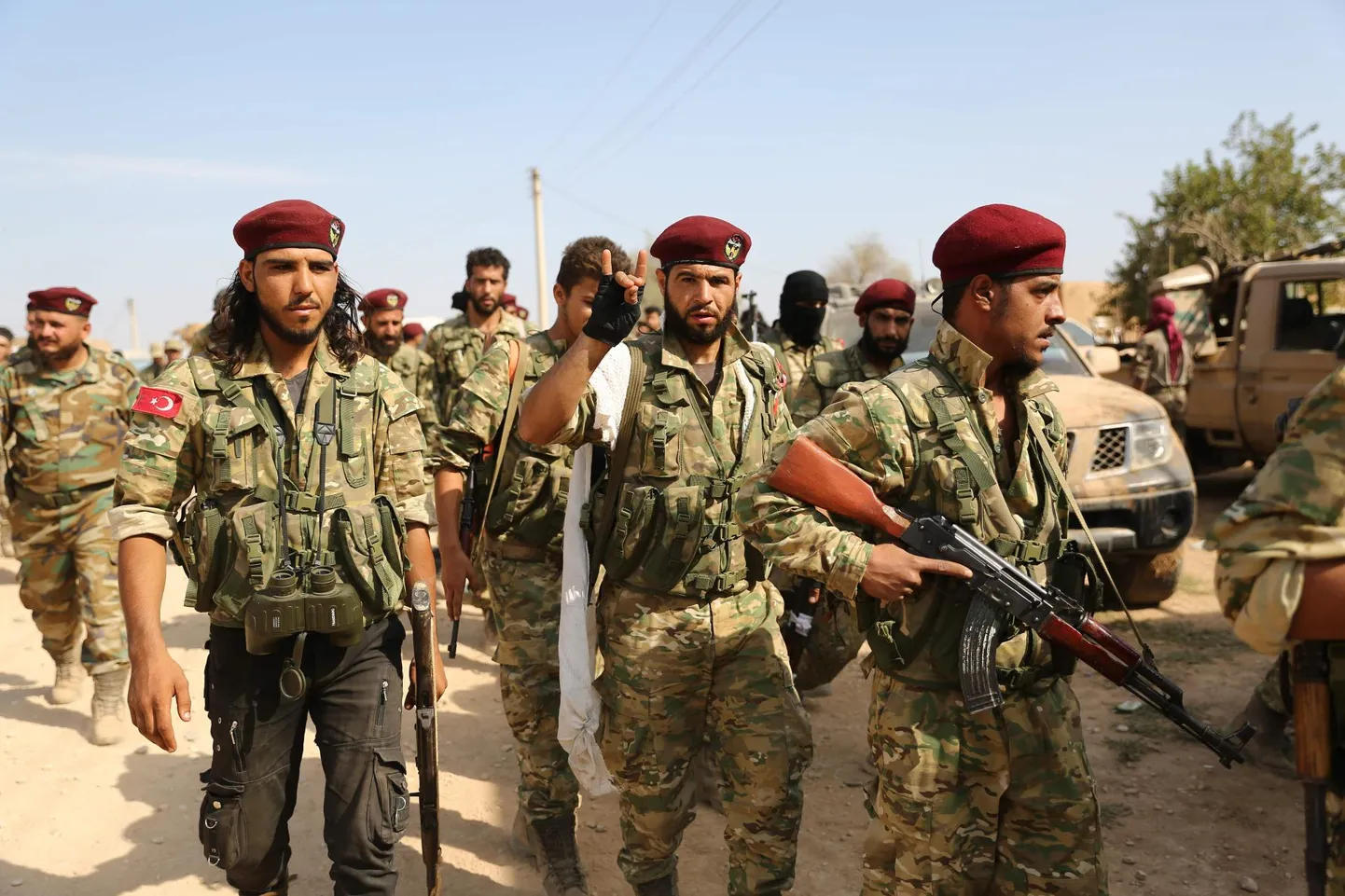 Türgi toetusel tegutsevad Süüria võitlejad kogunemas Ras al-Ayni lähistel Kirde-Süürias.