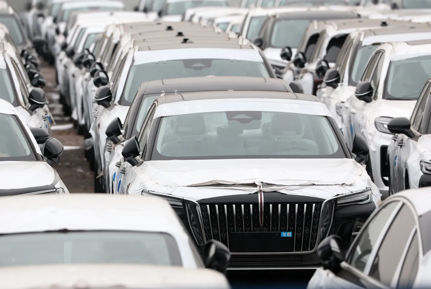 Autode müügiplats Moskva lähistel, mille on vallutanud Hiina automudelid.