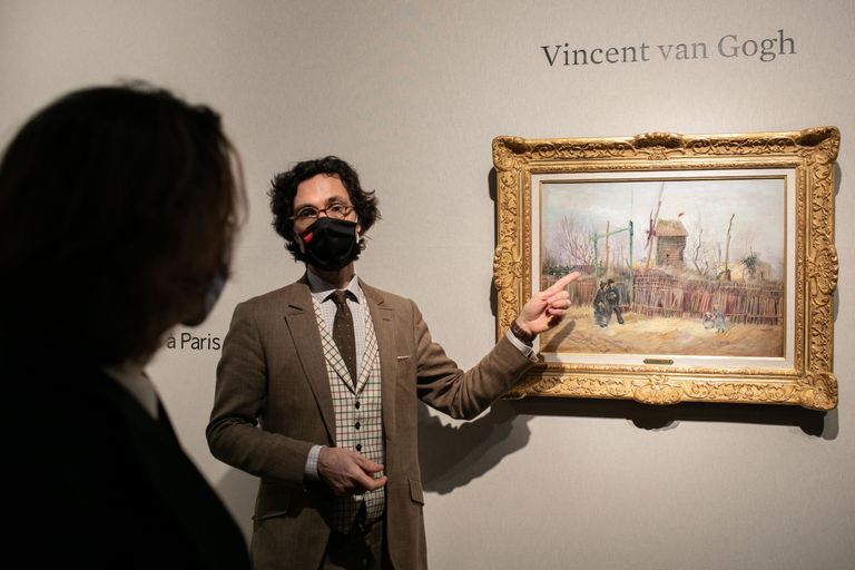 Maalide hindaja Fabien Mirabaud tutvustamas Vincent Van Goghi maali «Scene de rue a Montmartre» (Tänavastseen Montmartre’is).